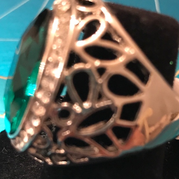 Oval Emerald color statement ring.  ☘️ ☘️ - Picture 5 of 5